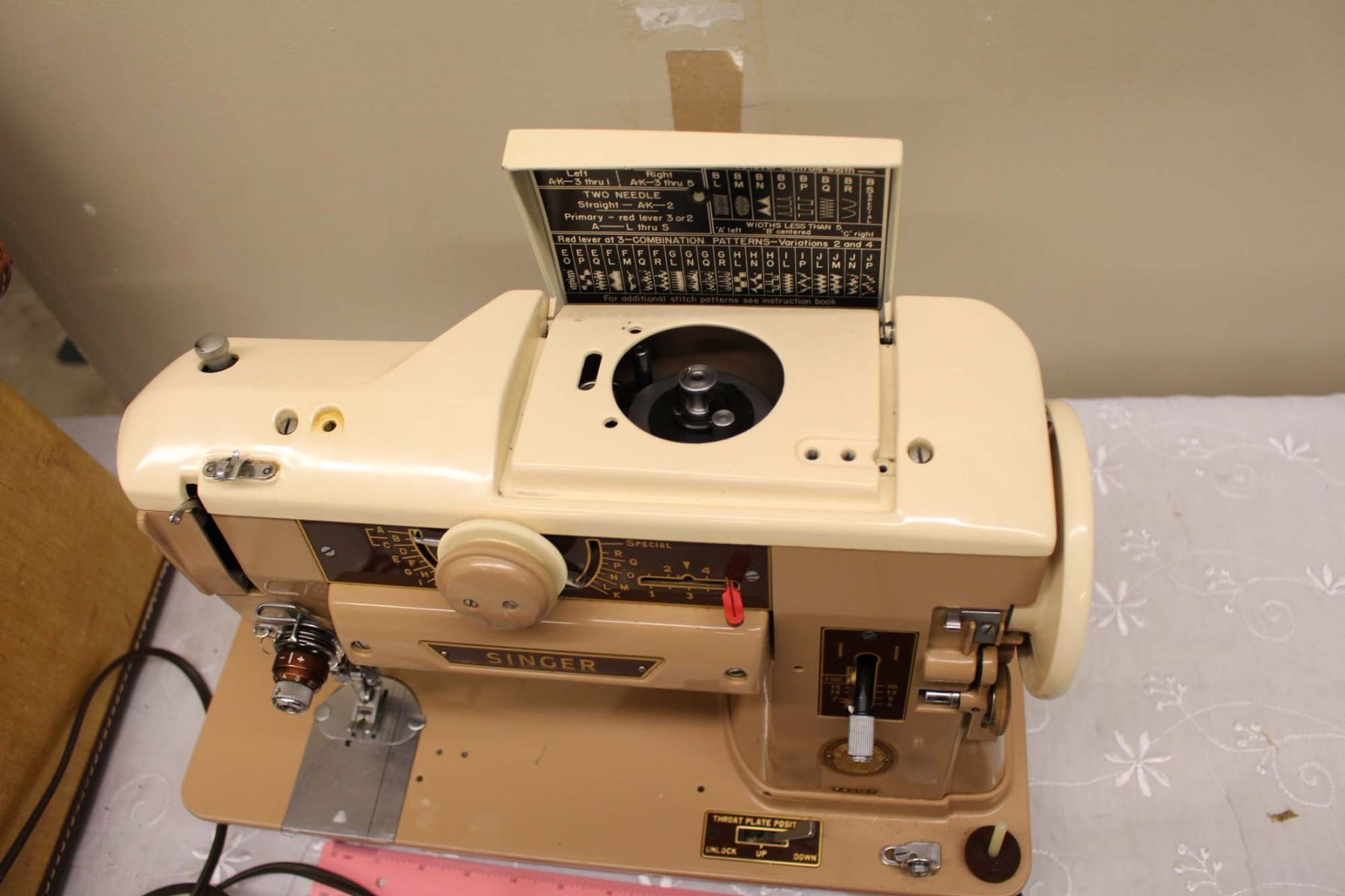 Vintage Singer Slant-O-Matic 401 Sewing Machine