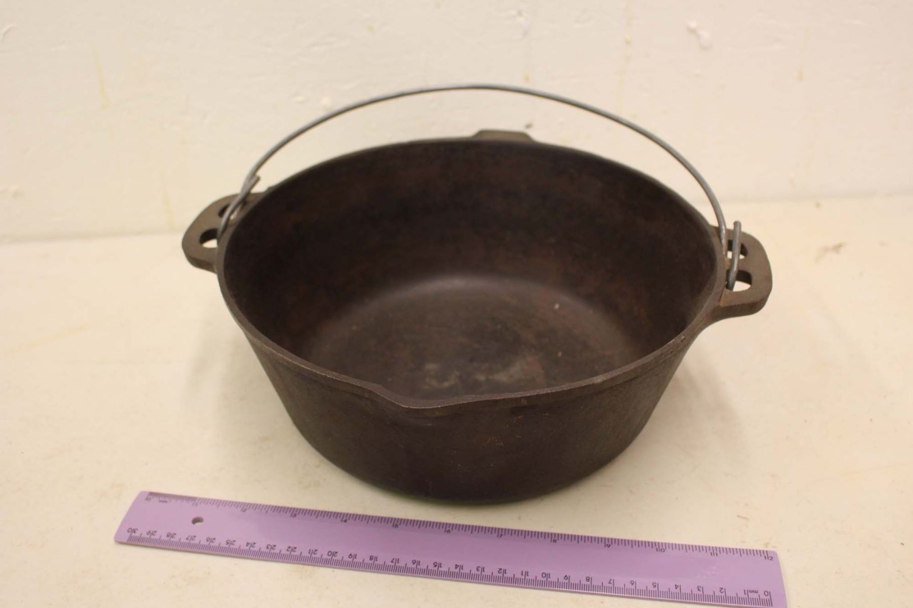 Vintage 8 Cast Iron Cooking Pot (Made in USA)