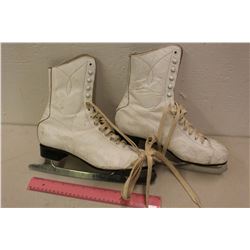 Vintage Size 9 Canadian Women's Leather Figure Skates