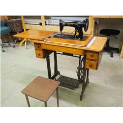 Vintage Singer Sewing Machine With Mini End Table