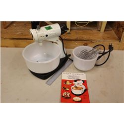 Sunbeam Mix Master w/2 Pyrex Bowls (Working)