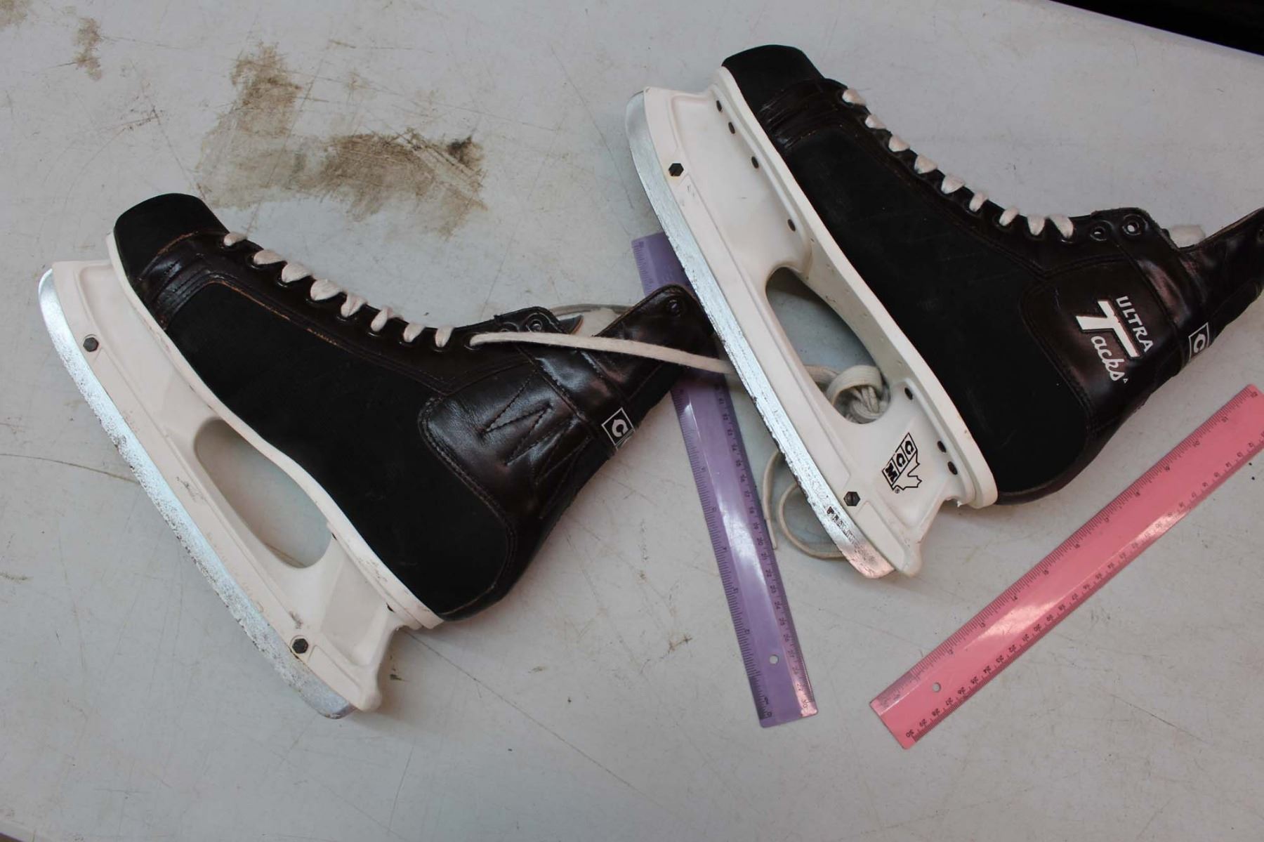 A Pair of CCM Hockey Skates (Size 11)