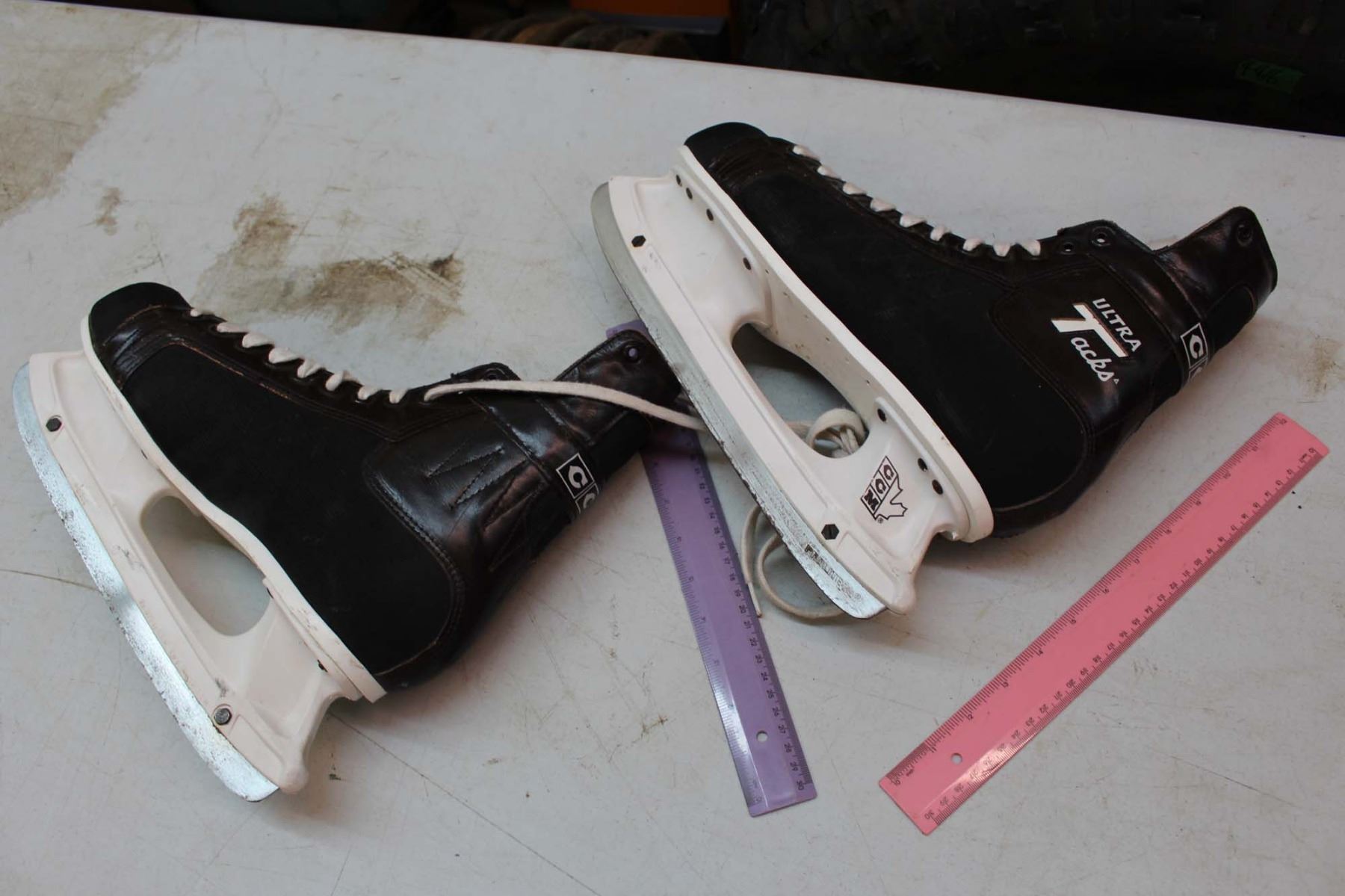 A Pair of CCM Hockey Skates (Size 11)