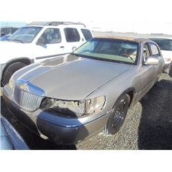 LINCOLN TOWN CAR 2001 SALV T/DONATION