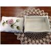 Image 4 : VINTAGE DRESSER TRINKET BOX WITH LID,HANDCRAFTED ROSE, GOLD TRIM, PORCELAIN
