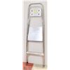 Image 1 : 4' ALUMINUM STEP LADDER