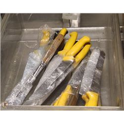 PLASTIC INSERT WITH VARIOUS KITCHEN KNIVES