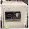 Image 1 : SENTRY SAFE 16 X 18 X 17