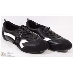 LADIES SIZE 10 BEWILD SNEAKERS