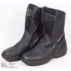 PAIR OF LEATHER MOTORCYCLE BOOTS SIZE 6.5