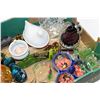 Image 1 : TRAY OF ART GLASS AND SMALL COLLECTIBLES