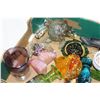 Image 2 : TRAY OF ART GLASS AND SMALL COLLECTIBLES