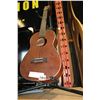 Image 2 : UKELELE ON STAND