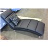 Image 1 : MODERN BLACK LEATHER LOUNGER
