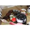 Image 1 : TWO TRAYS OF HOUSEHOLD GOODS