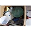 Image 2 : LARGE BOX OF RUBBERMAID TUPPER WARE
