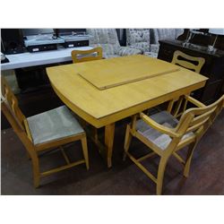 Table set with 4 Chairs and one leaf