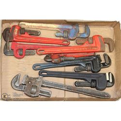 FLAT WITH 8 DIFFERENT STYLES & SIZES OF PIPE