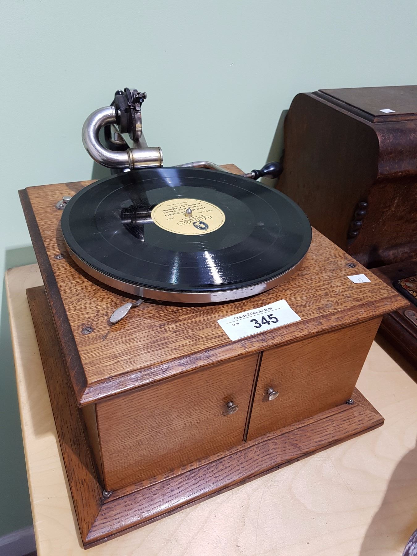 ANTIQUE VICTOR GRAMOPHONE