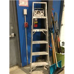 6' ALUMINUM STEP LADDER