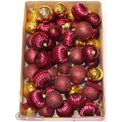 FLAT WITH ROYAL COLOURED CHRISTMAS BALLS AND