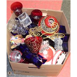 BOX FULL OF CHRISTMAS DÉCOR