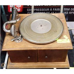 ANTIQUE OAK BASE WIND UP PHONOGRAPH