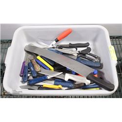 BUSPAN OF KNIVES INCLUDING LARGE PIZZA KNIFE