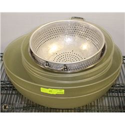 LOT OF 8 BOWLS AND A STRAINER