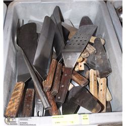 BUS PAN OF GRIDDLE-TOP STEEL SPATULAS