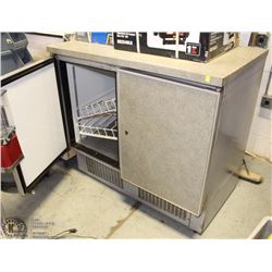 DUAL-DOOR REFRIGERATED COUNTER-UNIT W/ SHELVES