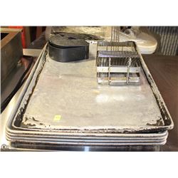 LOT OF 5 BAKING TRAYS &  FRY BASKET
