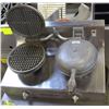 Image 1 : WELLS DUAL WAFFLE MAKER