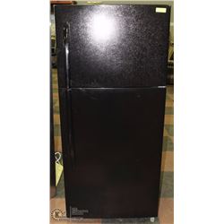 MOFFAT 18CU FT TOP FREEZER FRIDGE