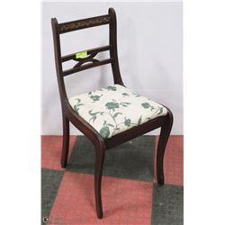 ANTIQUE WOOD CHAIR