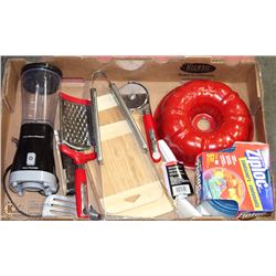 FLAT OF KITCHEN ITEMS: INCLUDES HAMILTON BEACH