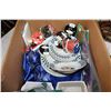 Image 2 : BOX OF CHRISTMAS DECORATIONS WREATH AND PLATES