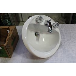 WHITE SINK WITH TAPS