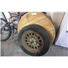 Image 1 : VINTAGE WOOD SPOKE WHEEL AND TWO ROUND WOOD BARRELL TOPS