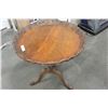 Image 3 : ANTIQUE BURLED WALNUT CARVED EDGE ROUND PARLOR TABLE