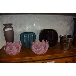 LOT OF ASSORTED PLANT POTS AND GLASS VASE