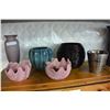 Image 2 : LOT OF ASSORTED PLANT POTS AND GLASS VASE