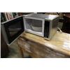 Image 2 : DANBY DESIGNER STAINLESS MICROWAVE