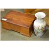 Image 1 : WOOD TRUNK AND EASTERN VASE