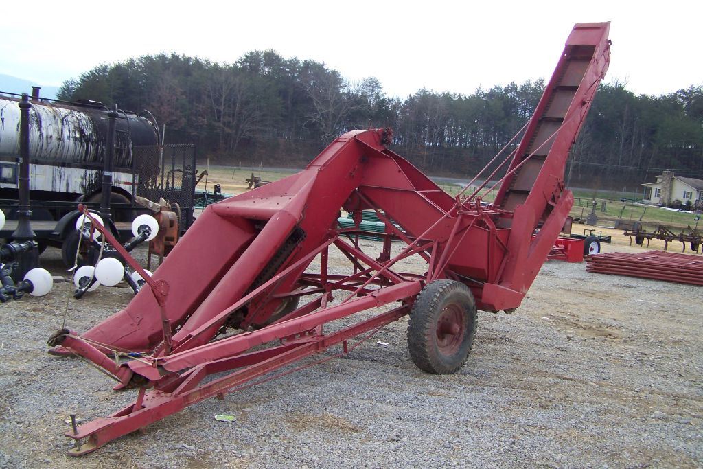 INTERNATIONAL 1 ROW CORN PICKER