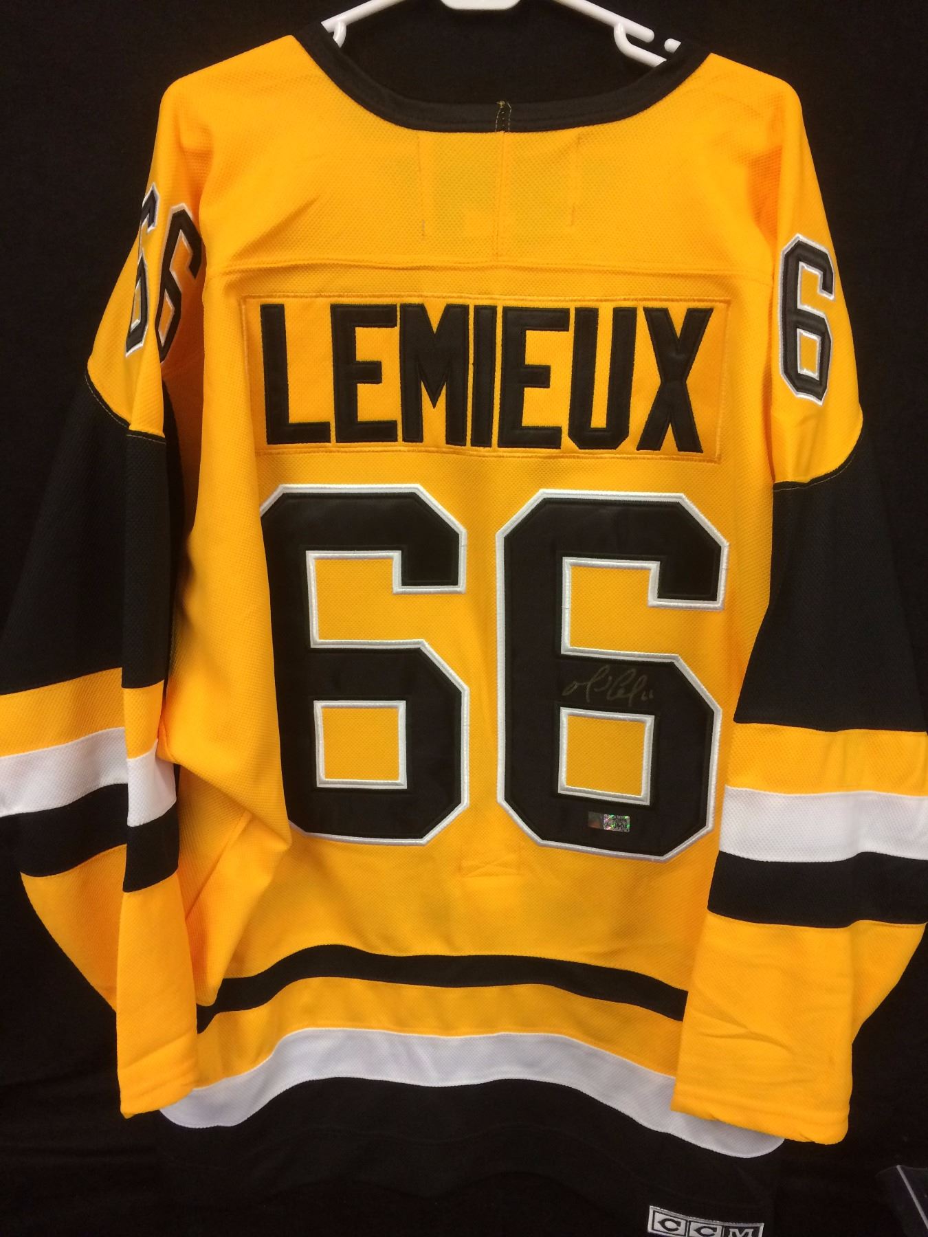 MARIO LEMIEUX AUTOGRAPHED PENGUINS JERSEY W/ COA