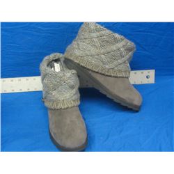 New Mukluks womens size 9