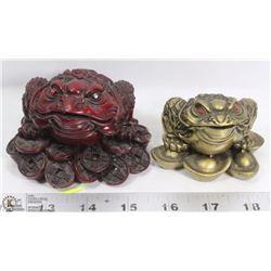 A PAIR OF ASIAN FROG FIGURINES GOOD LUCK CHARMS