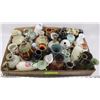 Image 1 : FLAT OF ASSORTED DECORATIVE POTTERY AND VASES