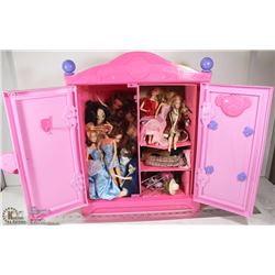 DOLL CLOSET FULL OF APPROX 20 BARBIES AND CLOTHES